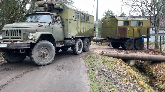Заезд в двор задним ходом на ЗИЛ 131 с  самодельным прицепом кунг