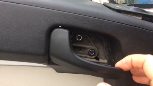 Ремонт дверей: снятие обшивки и замена ручек