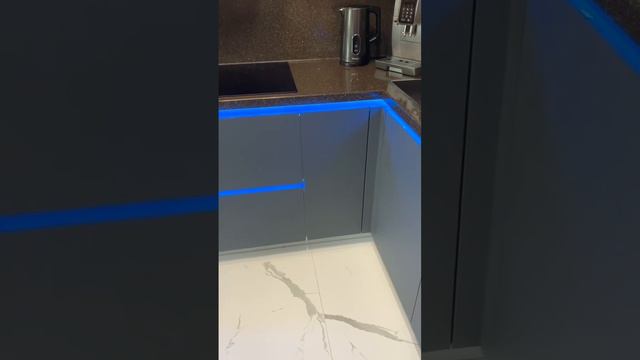 Кухня со столешницей из искусственного камня с интегрированным фартуком