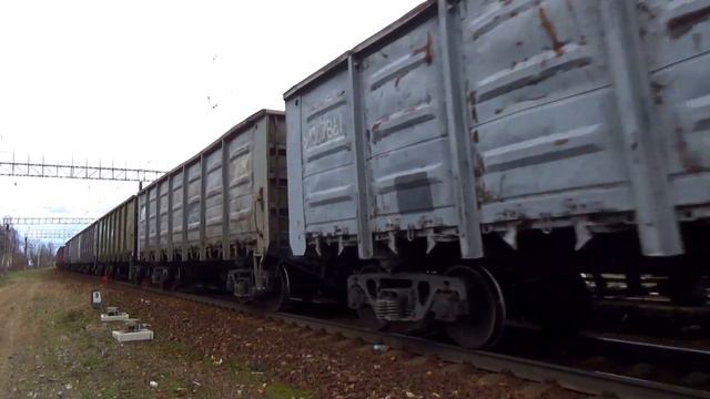 Сдвоенный грузовой поезд во главе электровоза ВЛ10-880 и электровоза ВЛ10-1660 по середине