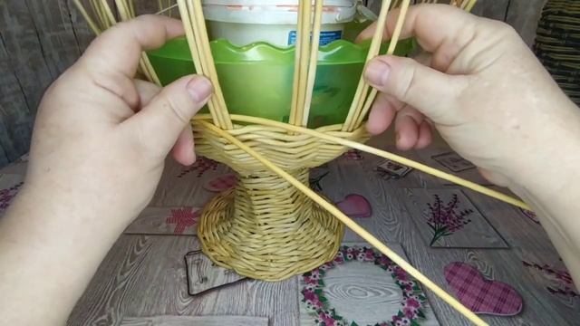 Красивая ваза на ножке .