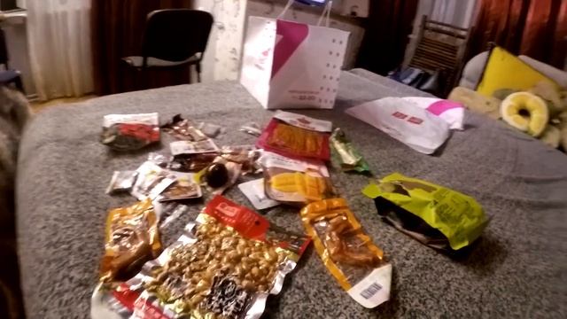 Доставка из Китая | Щенок ест бамбук, а хаски ест грибы !