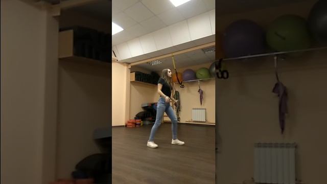 Танец паппинг изоляции