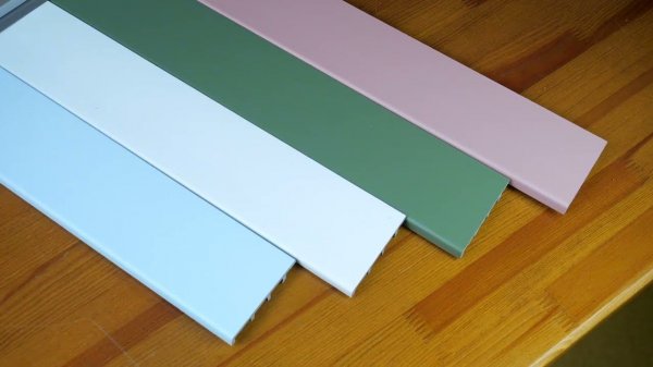 Плинтус Волшебная Палочка Самоцветы 81мм 2,0м. RAL 9003. Цвет 401