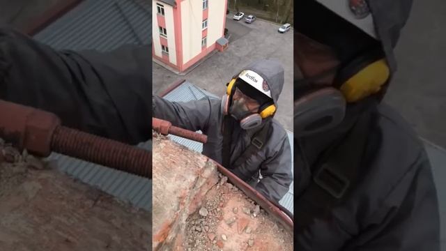 демонтаж кирпичной трубы ( промышленный альпинизм)