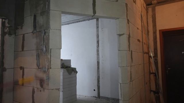 Ремонт трёшки. Клею сетку, обдираю стены.