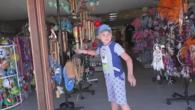 Катаемся на паровозике_покупаем сувениры (1) (2017 год) перезалив