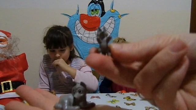 КИНДЕР-СЮРПРИЗЫ. 4 ЯЙЦА - 4 СЕМЬИ ЖИВОТНЫХ. ОТКРЫВАЕМ И ИГРАЕМ. Видео для детей.