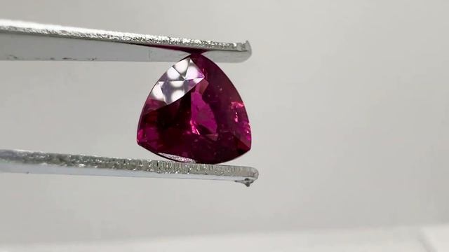 Родолит гранат огранки триллион 1,91 карат