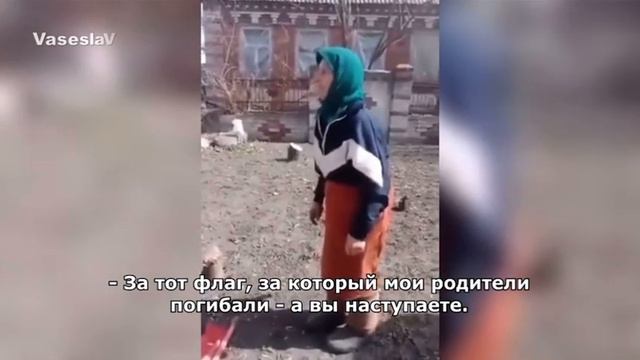 БАБУШКА С ФЛАГОМ СССР И УКРАИНСКИЕ СОЛДАТЫ. Комментария!!!