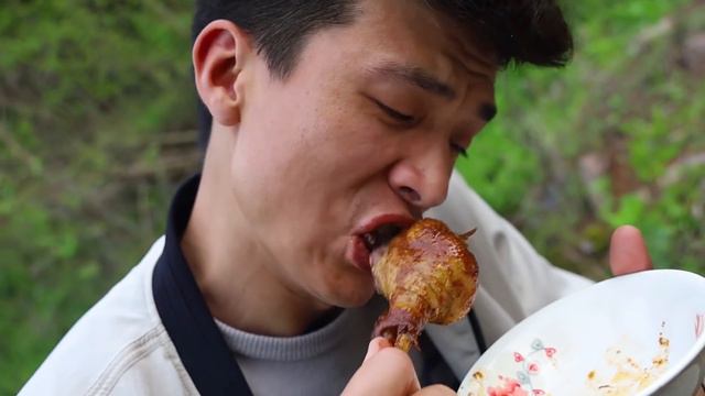 胖妹在家又开荤，铁锅炖7斤重大鹅，表哥直接上手啃，真香啊~【陈说美食】