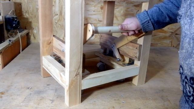Lifting The Table On Wheels. Стол , установка на колеса.