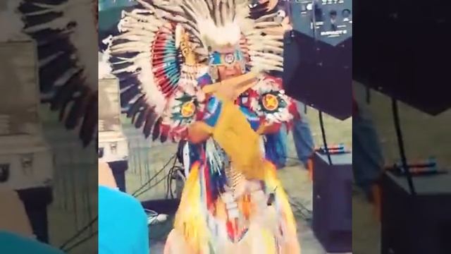 Настоящий индеец на улицах в Польше. Курорт Леба