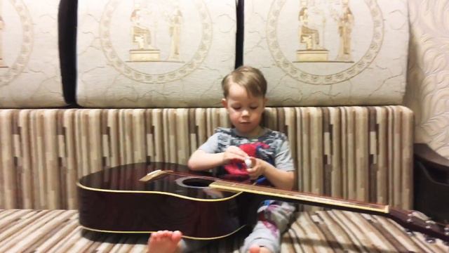 Малыш поёт песенку