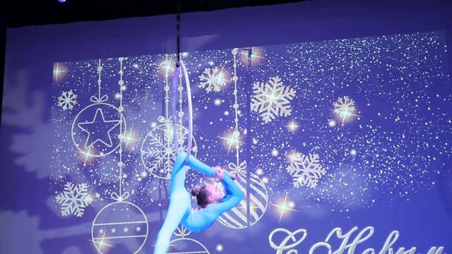 Выступают воздушные гимнасты. Оренбург -ДК 