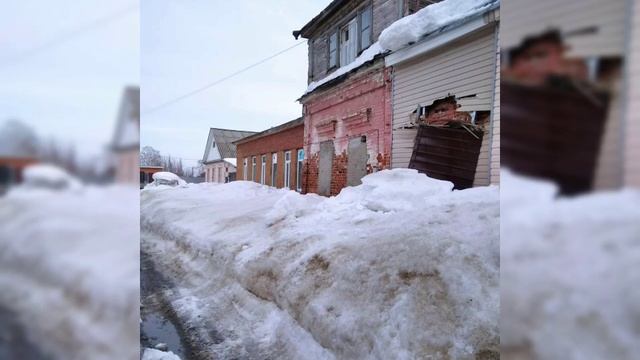 Снежная лавина развалила навес крыльца