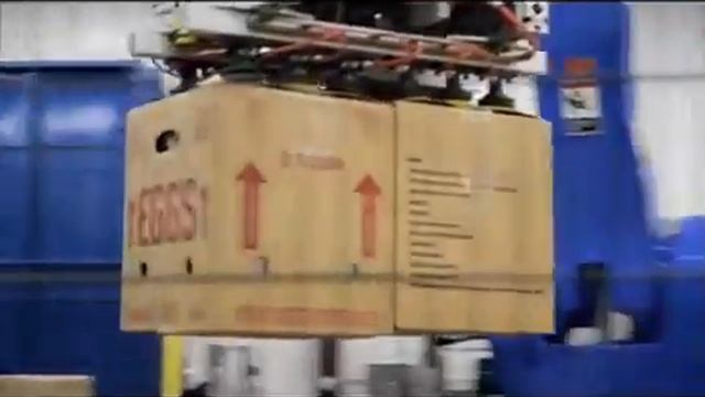 Укладка роботом коробок с яйцом на поддон