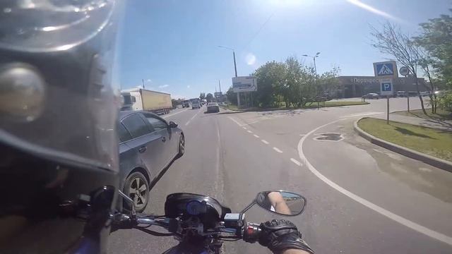 Олень поворачивает с крайней левой на право...