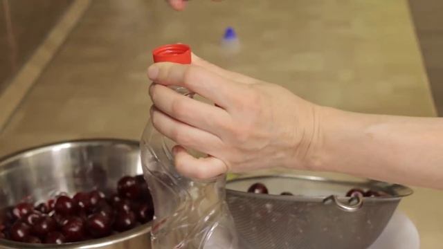 ЛАЙФХАК 4  Как мы удаляем косточки из ВИШНИ и  ЧЕРЕШНИ ? Кухонные гаджеты