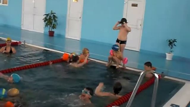 Дети в плавательном бассейне 14 апреля 2013