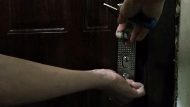 Ремонт дверей: снятие обшивки и замена ручек