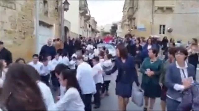 Porsche священника тянут дети