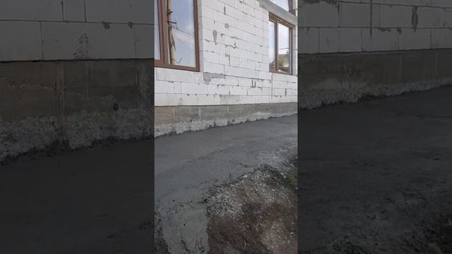 отмостка за церковным зданием