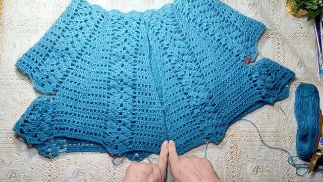 Вяжу сразу 2 процесса.Кардиган крючком с кокеткой с верху.