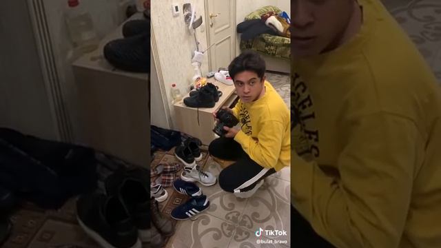 Сериал ты дебил обувь снимай 😂