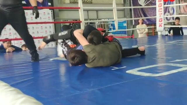 Бой на VI чемпионате Восточно-Казахстанской области по смешанному боевому единоборству ММА