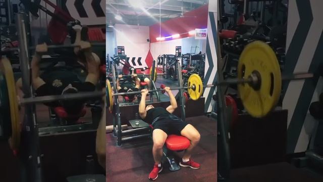 ТРЕНИРОВКА -ЖИМ УЗКИМ ХВАТОМ