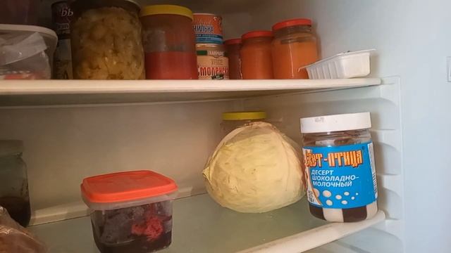 Размораживаю холодильник.