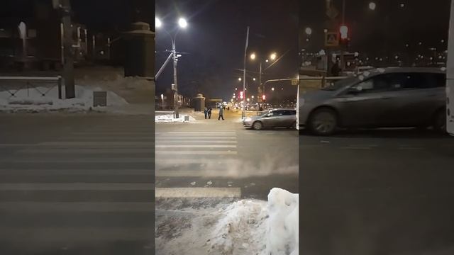 В ожидании светофора, окраина Петербурга. 3 декабря 2023.