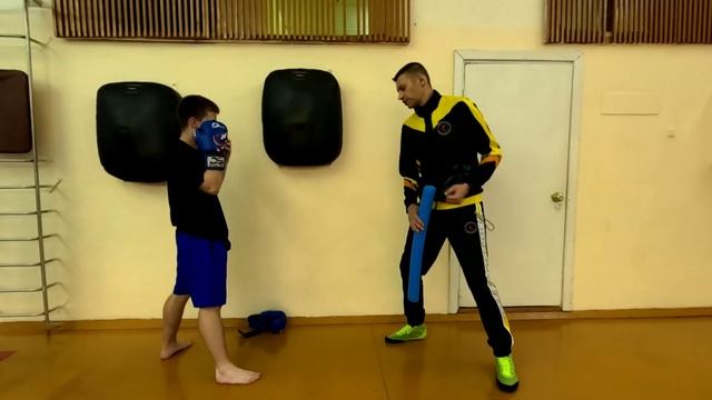 Кикбоксинг. Тренировка под руки. Точим передний боковой)