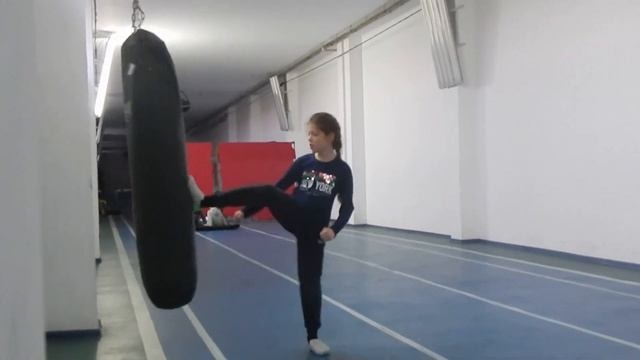 Тхэквондо девочка 10 лет и груша 140 кг. Taekwondo Kids