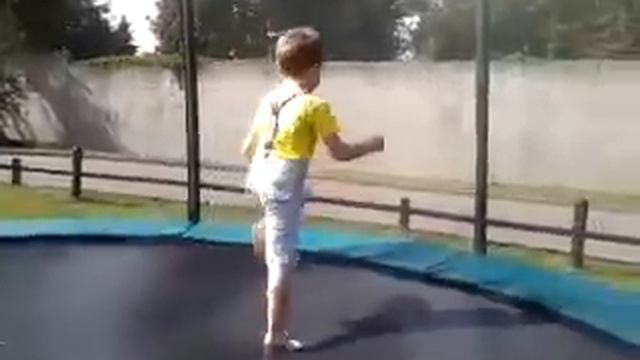 Батут Berg, видео мальчик прыгает на батуте Берг