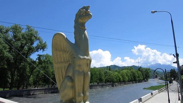 31.05.2022. Северная Осетия. Владикавказ. Гриффон на Мосту Кладки