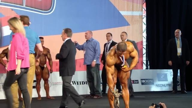 Шварценеггер награждает В. Фатеева, победителя Арнольд Классик Европа 2014