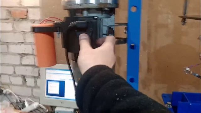 Испытание формы крестик. ВЛМ впрыск 120 куб. Гидротиски для сжатия формы.