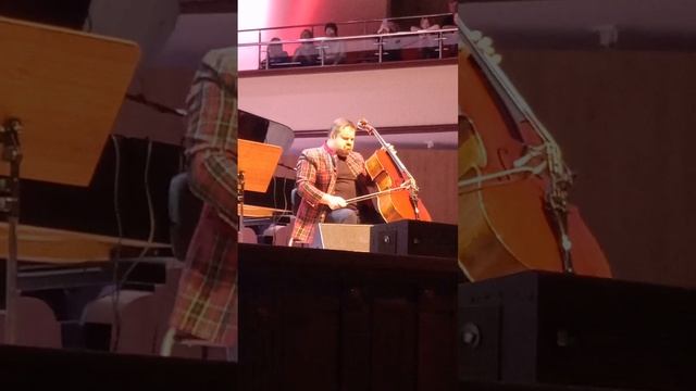 Снова прикольный виолончелист!