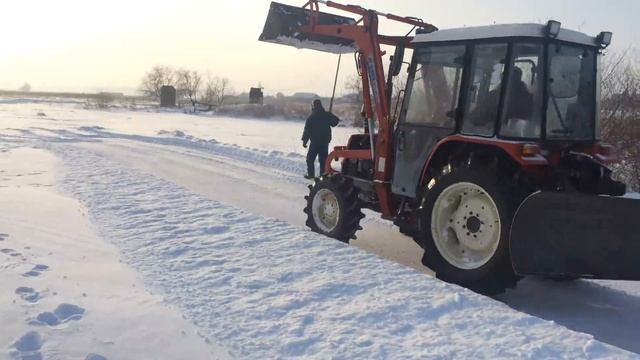 Янмар F455. Чистка снега на льду