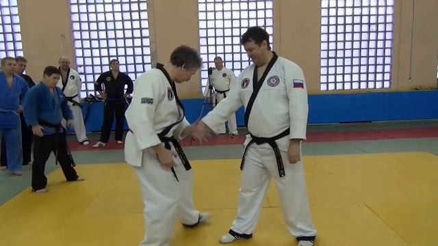 Болевые приемы в Кёнгму Хапкидо. Давление на локоть вниз. - «Рука нож». (Базовый вариант)