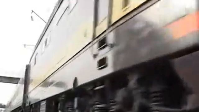 Поезд опоздал на 12 часов