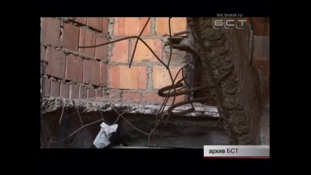 В заброшенном Дворце пионеров заколачивают окна и двери