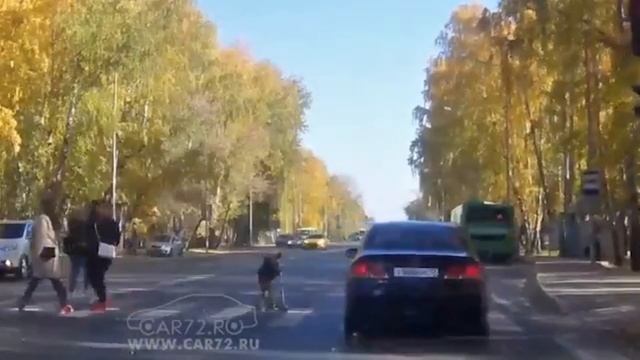 Проехал на красный и чуть не зацепил ребенка на пешеходном переходе в Тюмени (ВИДЕО)