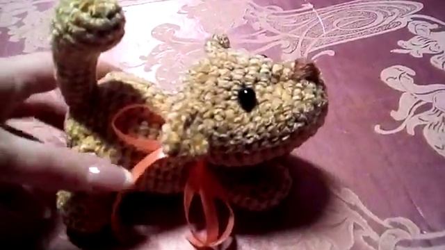 Игривый котенок - игрушка вязаная