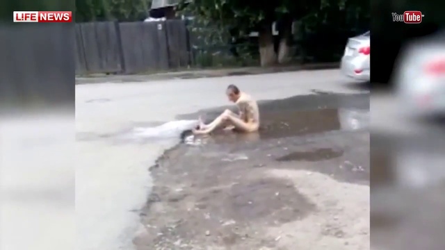 голый мужик купается в луже