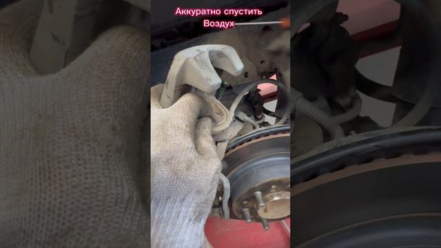 Замена задних тормозных колодок LC-300