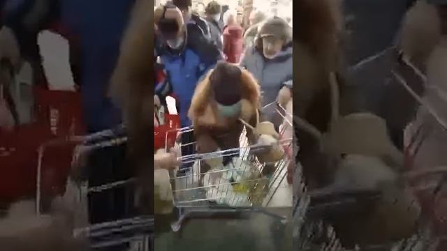 Не хватает сахара в стране. Люди сошли с ума!