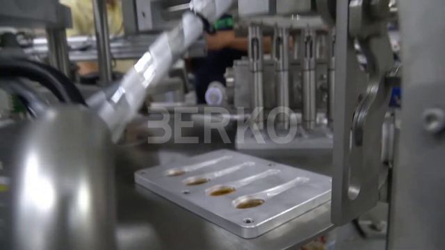 Автоматическая установка по фасовке меда в пластиковые ложки 4 сопла